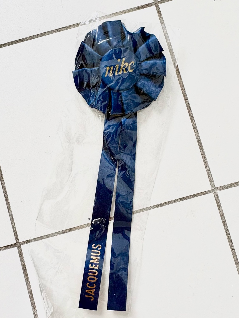 Jacquemus Navy blue Ribbon Brooch pin with Gold Logo NWT